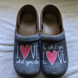 💓Cute Dansko Clogs!💗